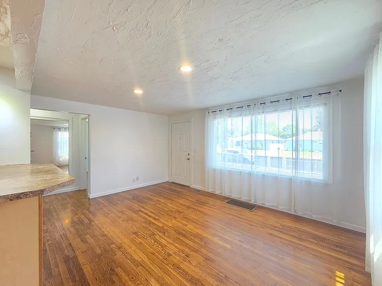 5621 N Hemlock St — Photo 4