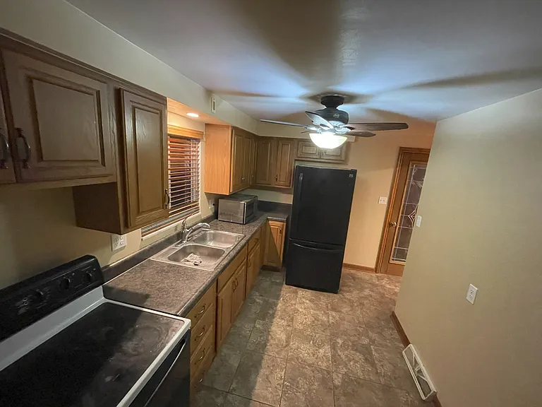 109 Linden St — Photo 6