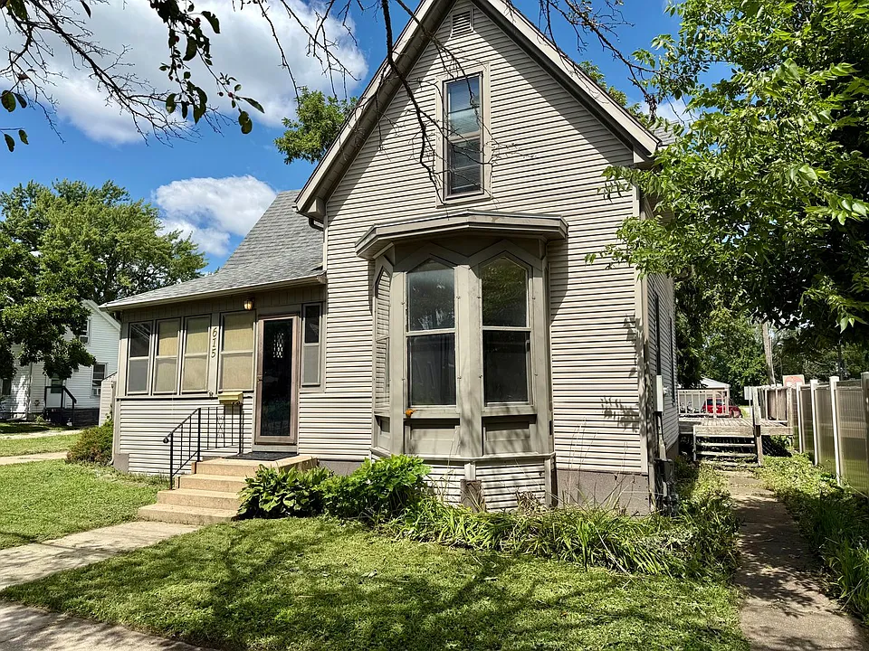 615 W 2nd St
