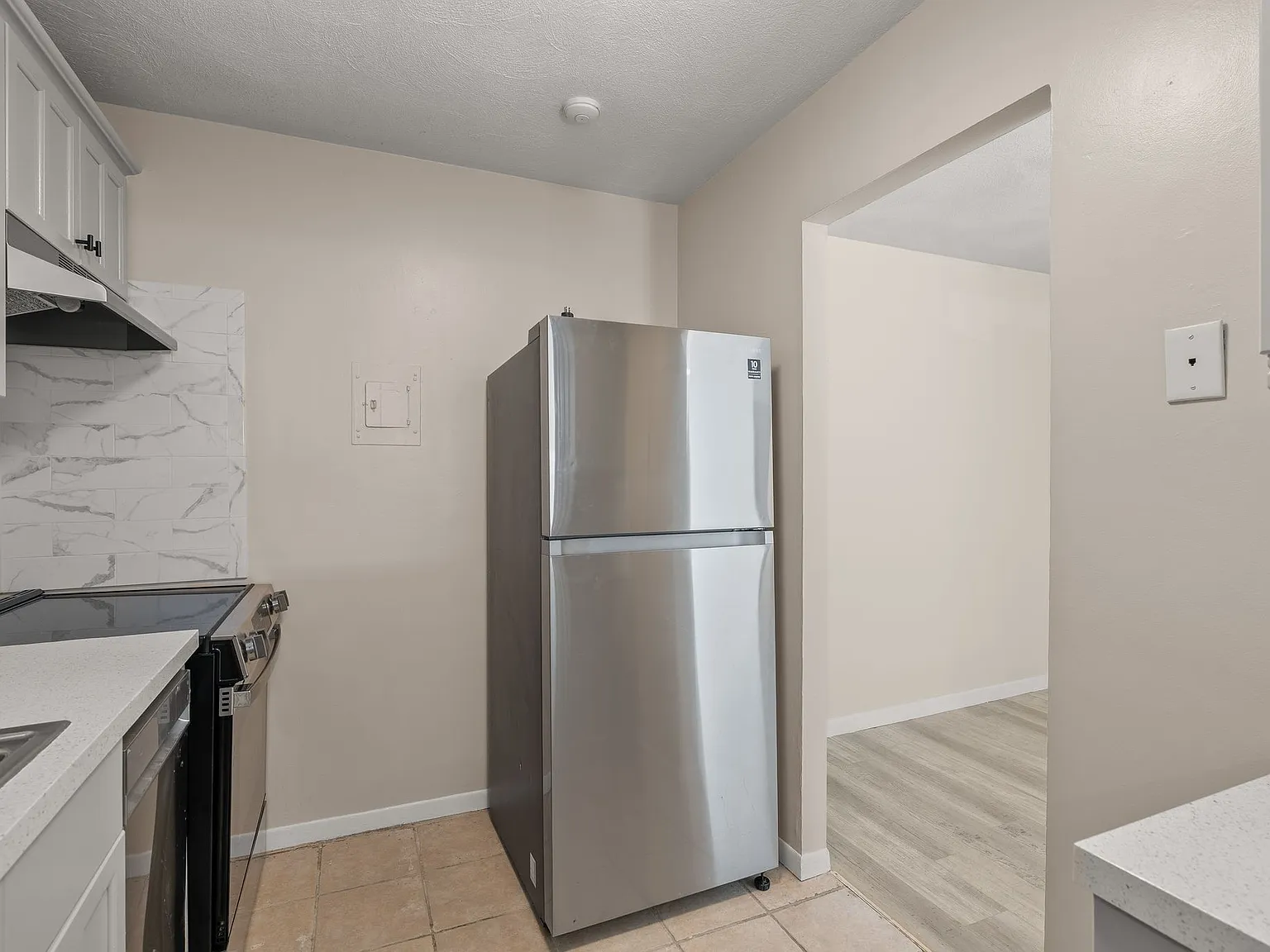 2 bed, 897 sqft, $2,400 — Photo 3