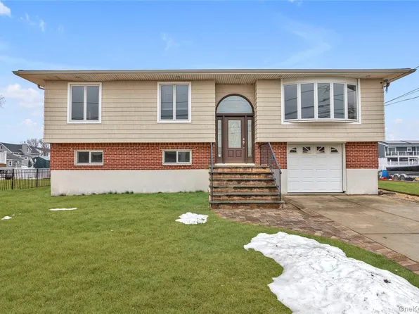 2666 Peconic Avenue, Seaford, NY 11783