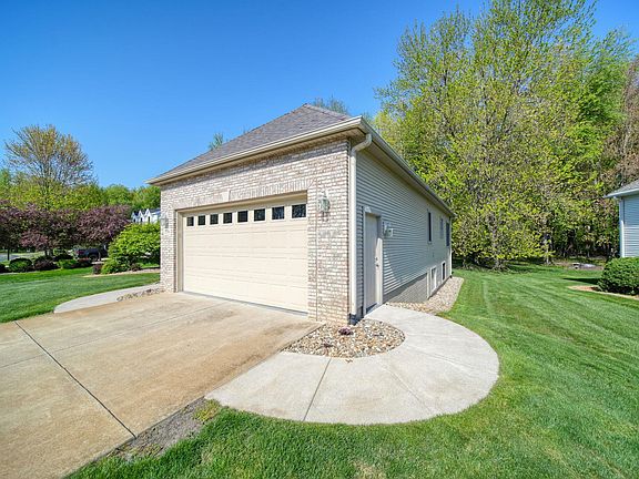 3rd image of 2216 Lake Wood Dr