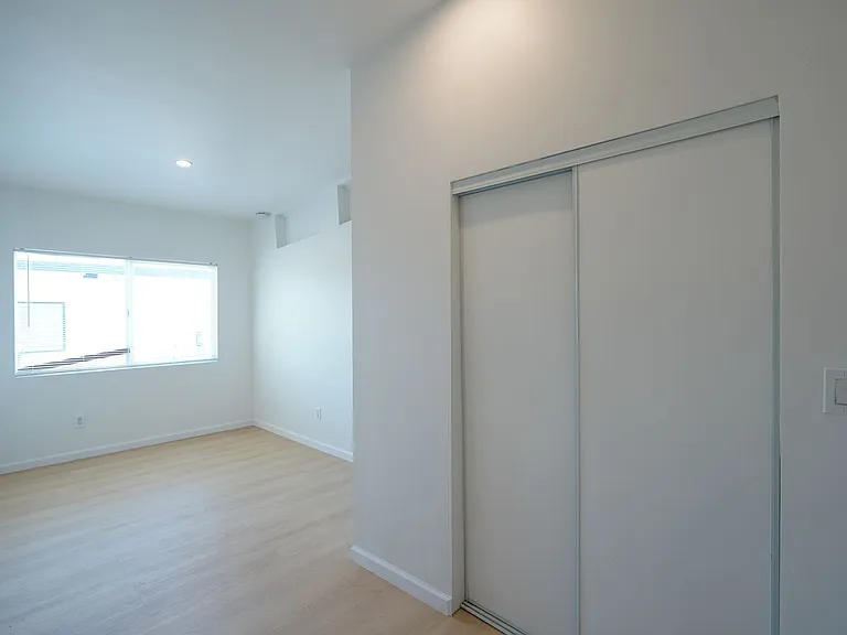 1443 N Riverside Ave — Photo 17