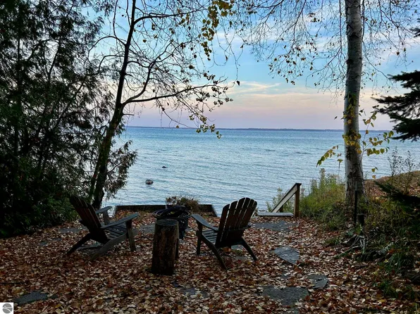14211 Bluff Rd, Traverse City, MI 49686