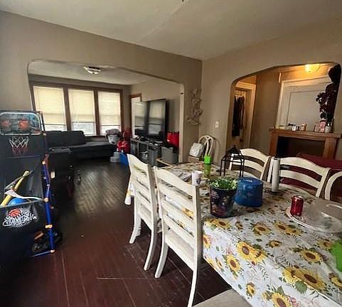 3rd image of 1095 Maryland Ave E