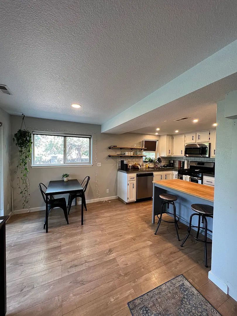 Condo St Charles/Bend Medical District — Photo 4