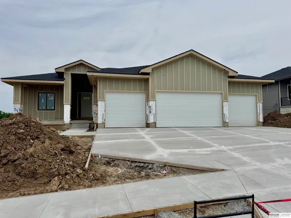 8954 Von St, Papillion, NE 68046
