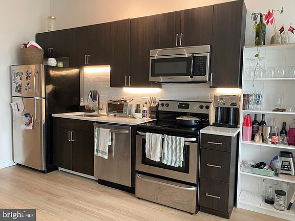 3rd image of 18 W Girard Ave APT 204