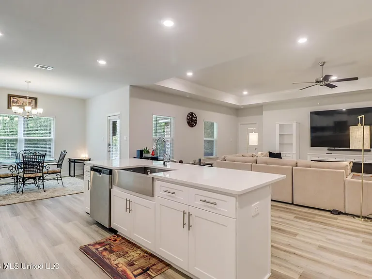 4937 Fern Dr — Photo 9