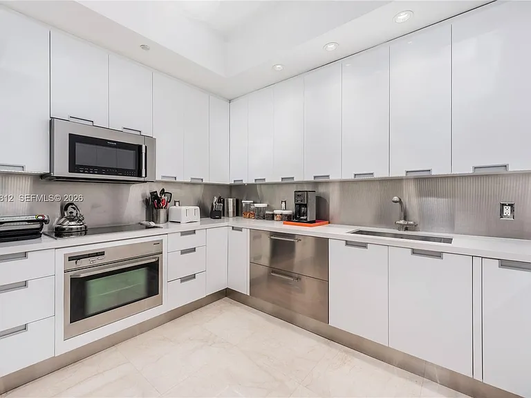100 S Pointe Dr #610 — Photo 17