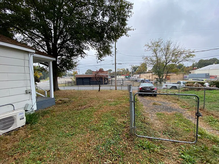 1404 Rosewood Ln — Photo 5