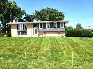 560 Lincoln St, Roselle, IL 60172