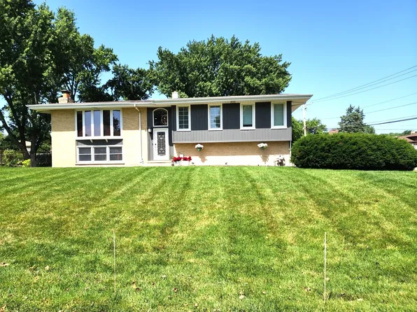 560 Lincoln St, Roselle, IL 60172