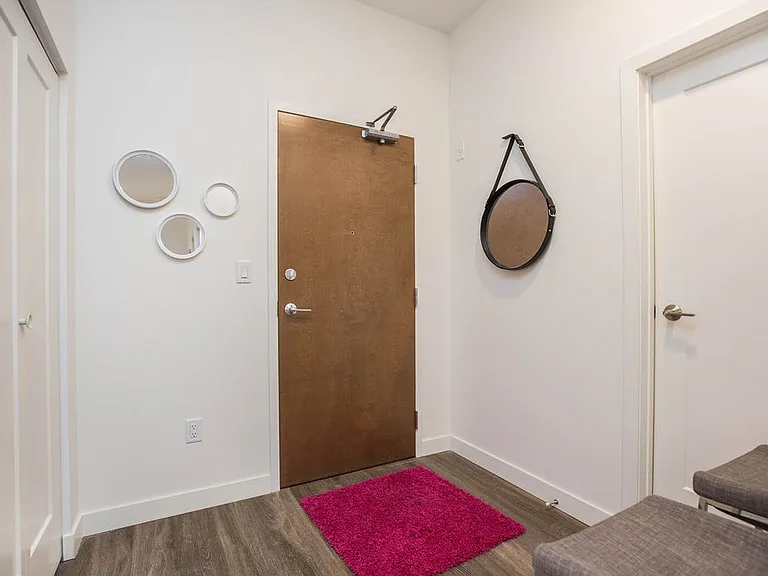 180 Roslyn Rd — Photo 8