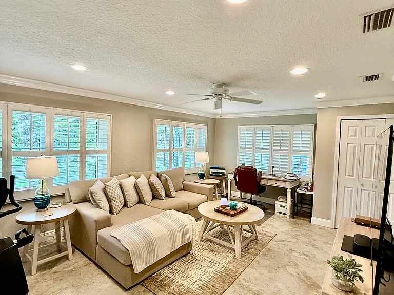 4181 Saxon Dr — Photo 16