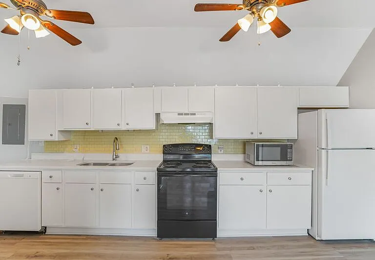 1122 Caroline St #4 — Photo 5