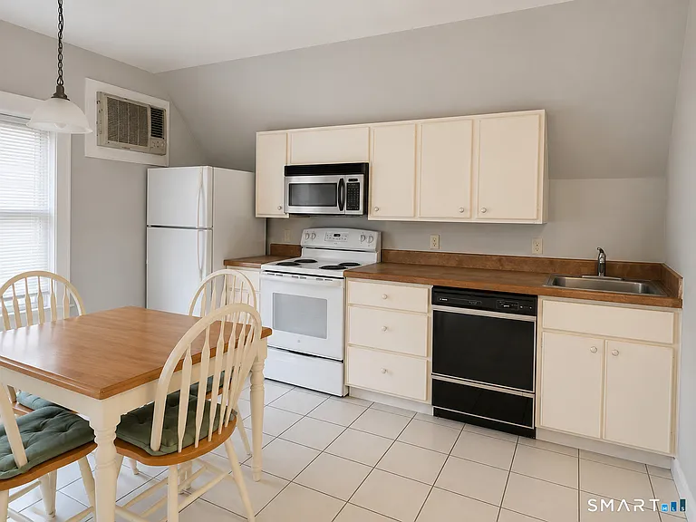 122 Atwater St #3 — Photo 4