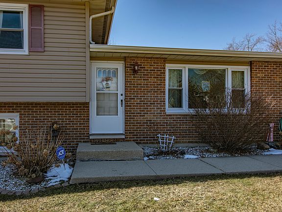 4th image of 1032 Waveland Ave