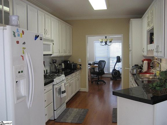 4th image of 10 Oakmont Ct