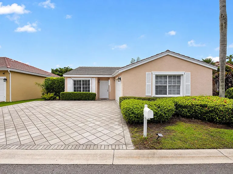 208 Caribe Ct — Photo 2