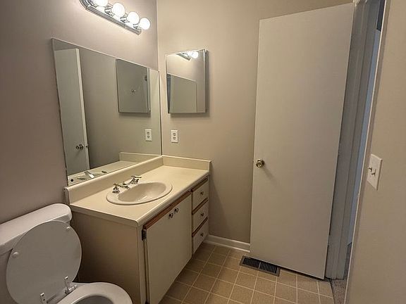 4th image of 28 Summercreek Dr