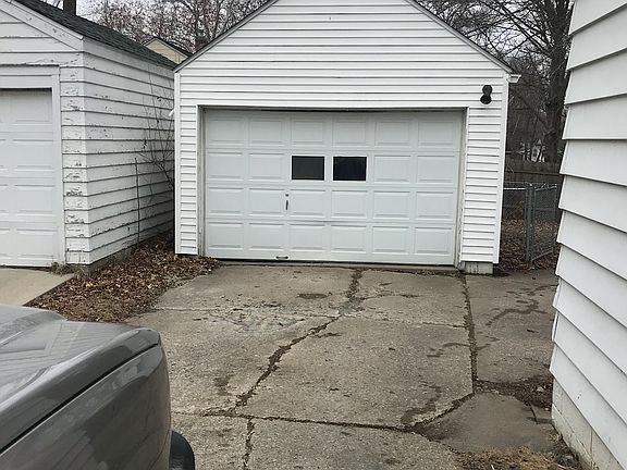 Detached garage