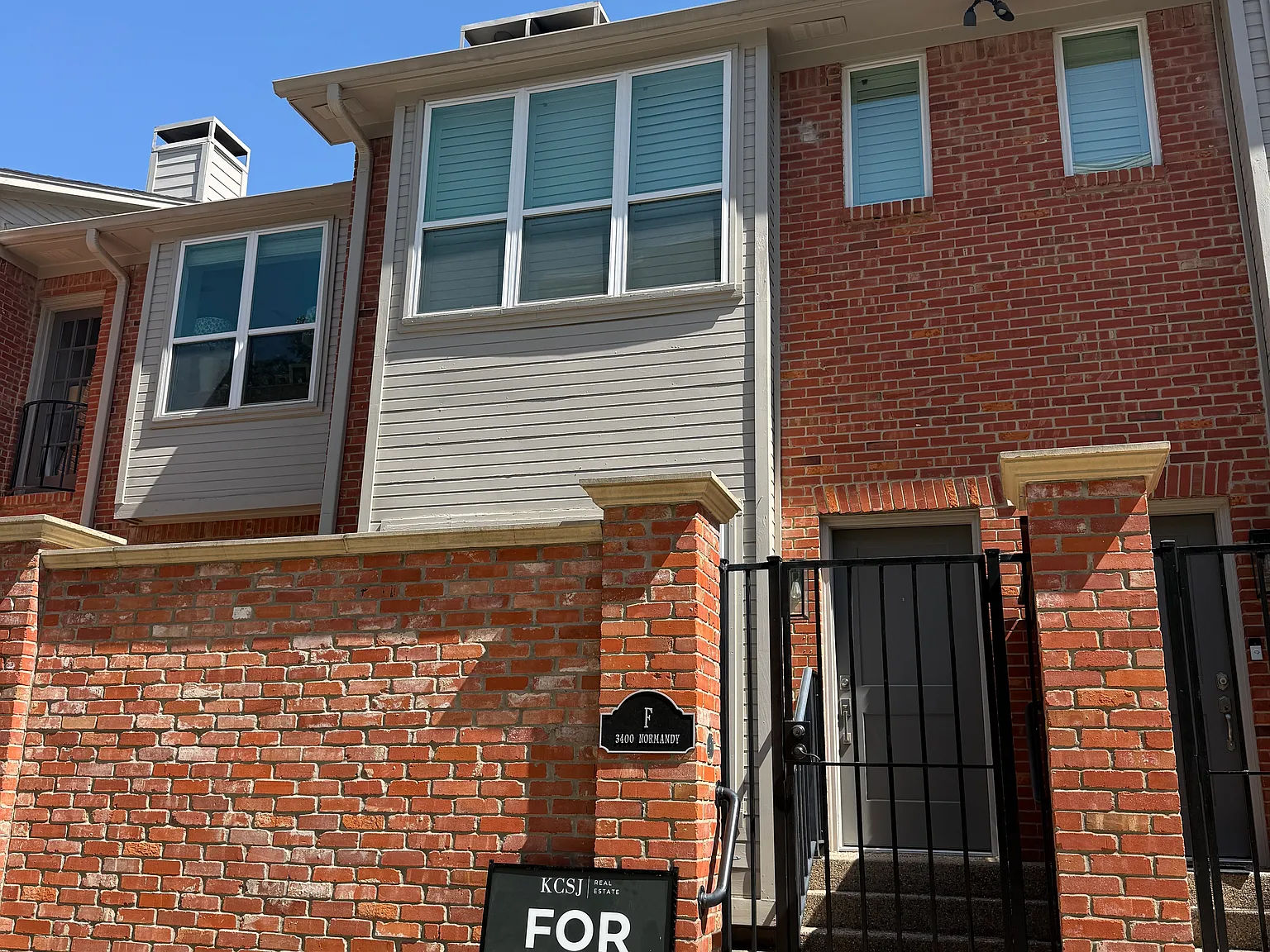 2 bed, 2.5 bath, 1356 sqft, $1,725 — Photo 1