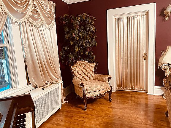 WDOW BKYARD/ PIANO LIVING RM