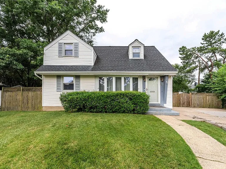 6814 Duke Dr — Photo 2