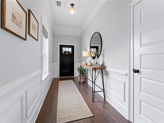 3rd image of 1060 Hampstead Ln