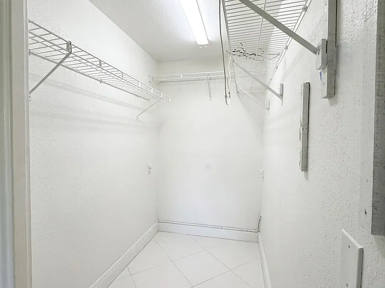 220 Seville Ct #J — Photo 9