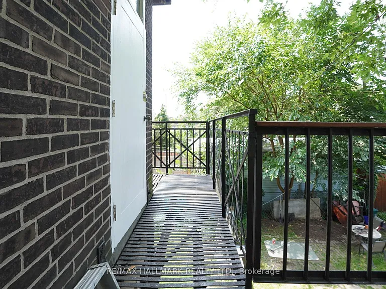 1432 Queen St E #3 — Photo 8