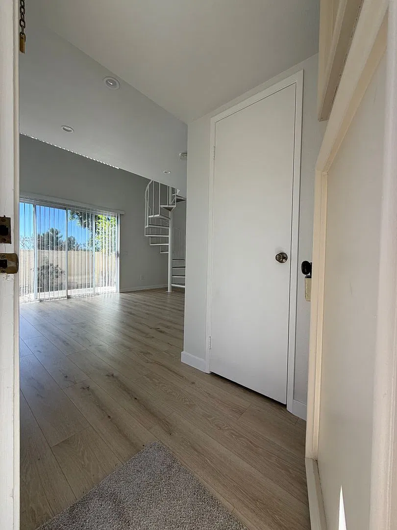 Picture Perfect & Like New 1 Br/ 1.5 Bath 2 Story Condo — Photo 2
