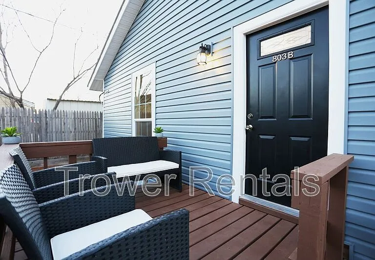 803 B Ave E — Photo 3