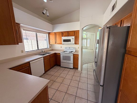 4th image of 330 N Cottonwood Dr