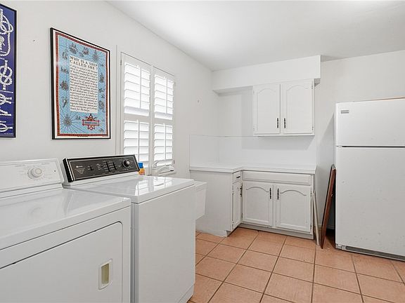 5th image of 10 Catalina Dr