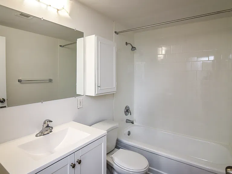 121 Hunter St W — Photo 12