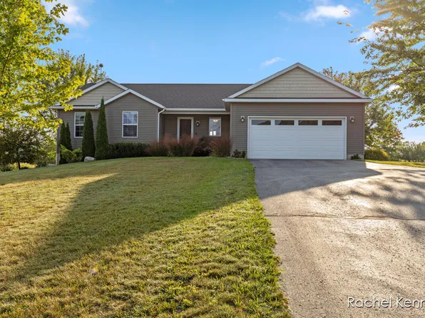 6101 Greenbriar Dr, Lowell, MI 49331