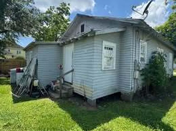 705 6th St, Rayne, LA 70578