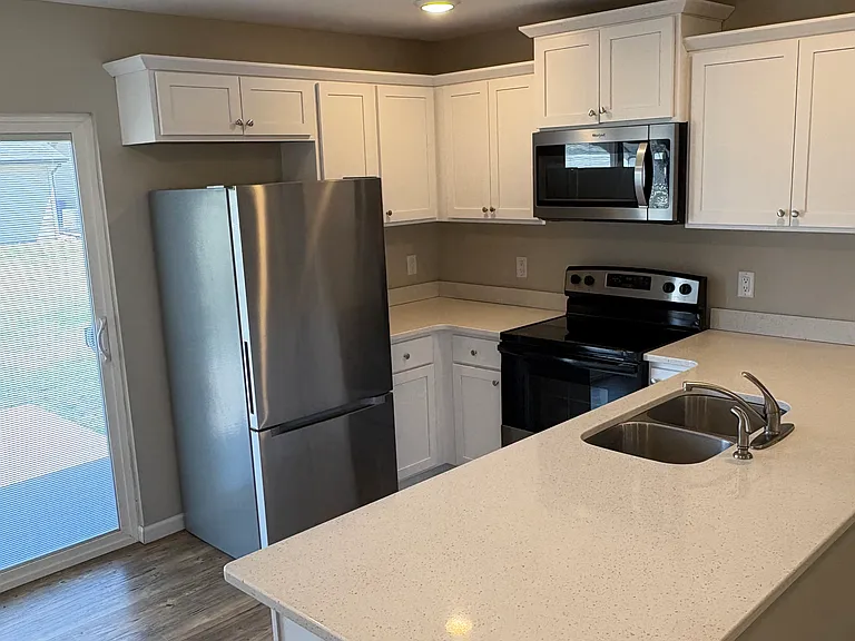1009 N Walnut St — Photo 3