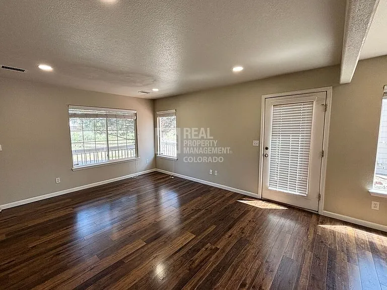 4554 Perth St — Photo 2