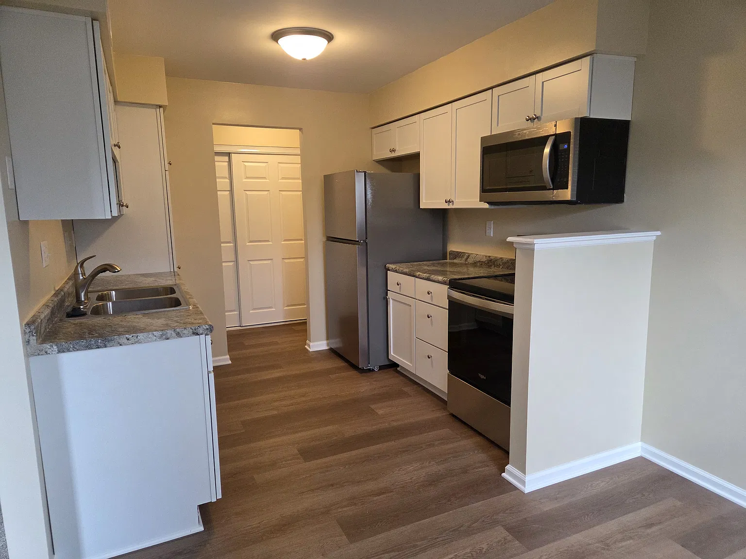 2 bed, 1.5 bath, 996 sqft, $1,495 — Photo 2