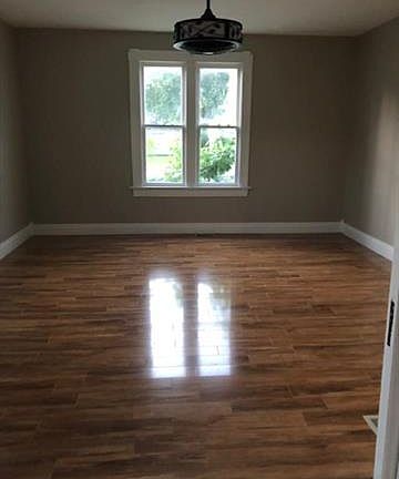3rd image of 476 Roberts St