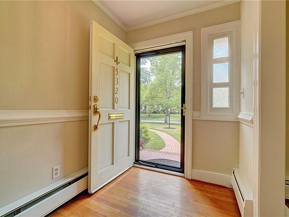 Light and bright entryway