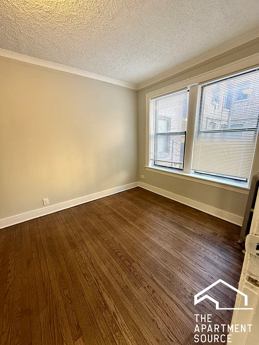 Photo 2 of 12 - 6959 S Paxton Ave #1A - Chicago, IL Building Photo - 6959 S Paxton Ave #1A