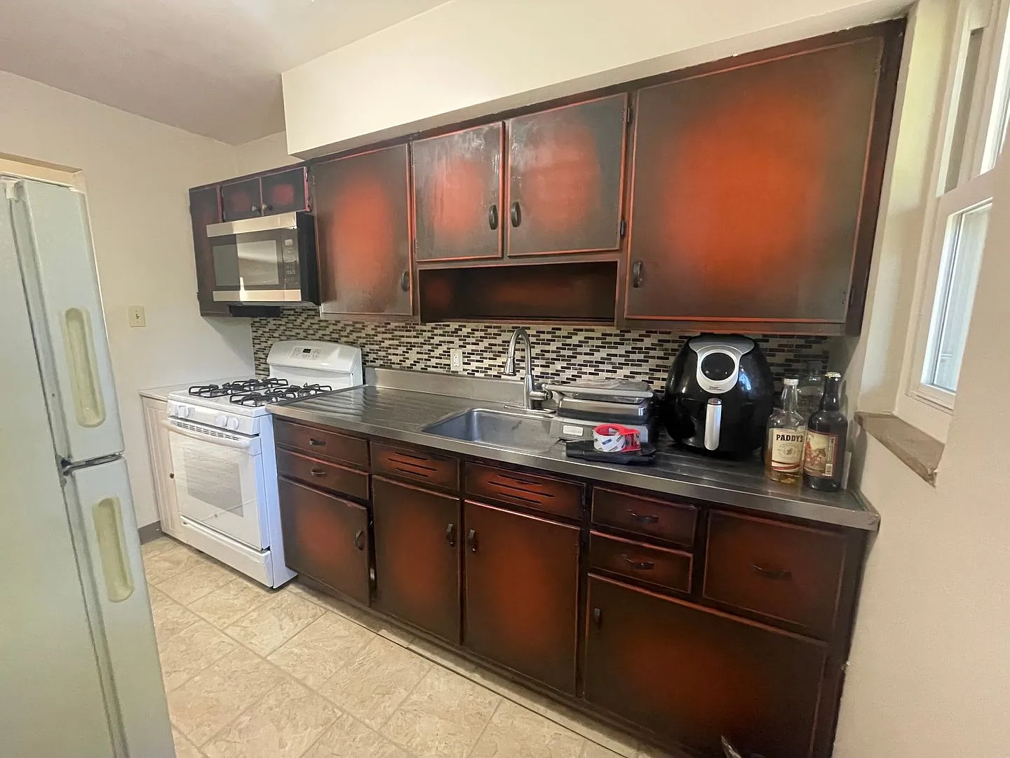 Spacious 1 Bedroom Apartment with Garage Space in the heart of Bellevue! — Photo 3