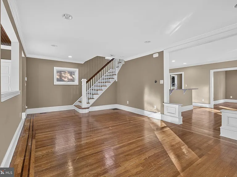 21 E Redman Ave — Photo 16