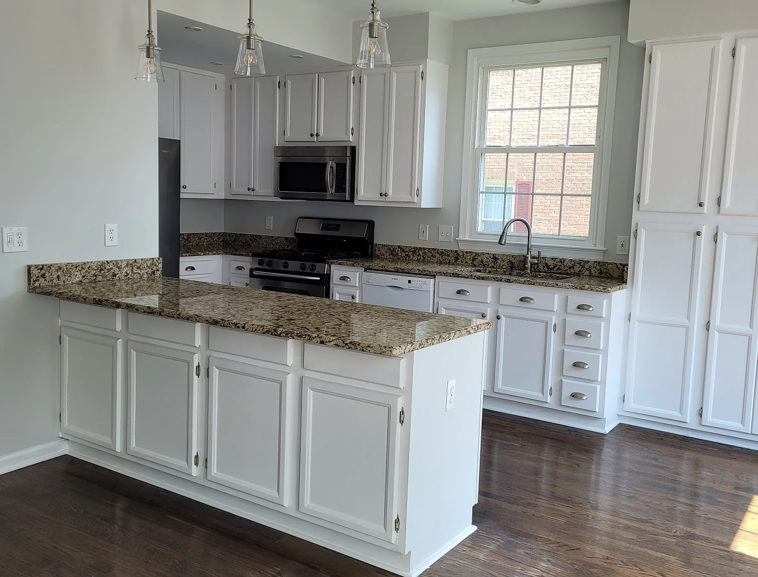 1 bed, 2300 sqft, $1,400 — Photo 3