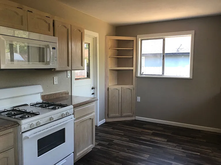 651 N Barrett Rd — Photo 3