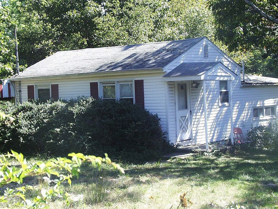 Home near metro rr and train access to National Airport 